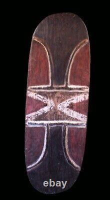 Bouclier de guerre, war shield, oceanic art, primitive art, papua new guinea