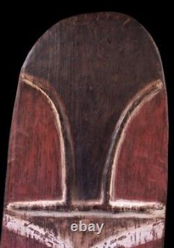 Bouclier de guerre, war shield, oceanic art, primitive art, papua new guinea