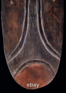 Bouclier de guerre, war shield, oceanic art, primitive art, papua new guinea