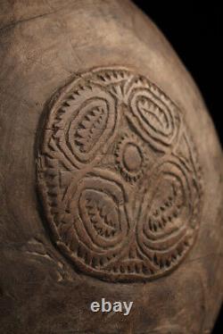 Plat Boiken, old wooden dish, oceanic art, papua new guinea